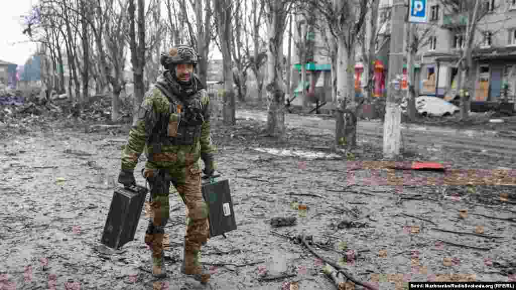 Военный несет короба с боекомплектом. На войны вовремя доставлен БК &ndash; это смерть для противника и жизни твоих собратьев