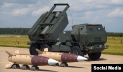 Американская реактивная система залпового огня на колесном шасси M142 HIMARS и ракеты ATACMS. Иллюстративное фото