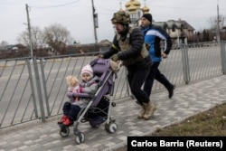 Во время эвакуации помогают все, кто могут.