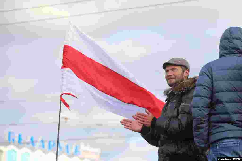 Нягледзячы на адзінкавыя затрыманьні, шматтысячная калёна дэманстрантаў бесьперашкодна дайшла да ўнівэрмагу &laquo;Беларусь&raquo;