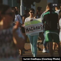 Аляксандра на адной з акцый пратэсту з плякатам