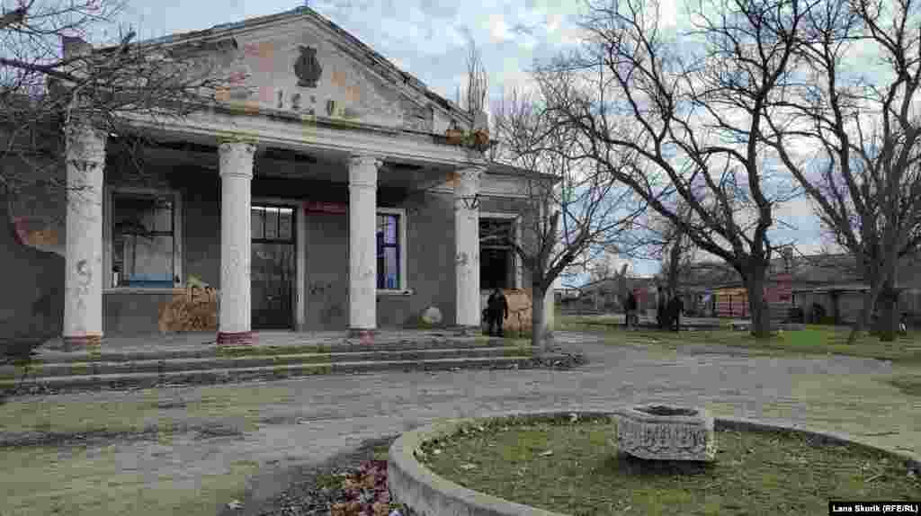 Построенный в 1960 году сельский клуб в селе Новостепное. Село Новостепное расположено в шести километрах к югу от Джанкоя. Основано оно было в 1870-е годы немецкими колонистами-лютеранами и в литературе того времени упоминается как Ново-Джанкой или Альт-Джанкой. Крымские татары называли это поселение Янъы Джанкой. В 1941 году немцы были депортированы из села, в 1945 году оно было переименовано в Ново-Степное, а в 1946-м &ndash; в Новостепное