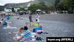 Пляж в крымском поселке Рыбачье, иллюстрационное фото