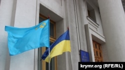 Крымскотатарский флаг на здании МИД Украины в День крымскотатраского флага (иллюстрационное фото)