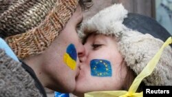 Ukraine -- Students kiss as they stand on a street to form a human chain from the Ukrainian capital to the western border during a demonstration in support of EU integration on Independence Square in Kyiv, November 29, 2013