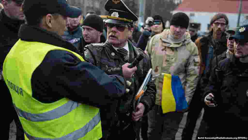 У гэтага мужчыны паліцыянты спрабавалі забраць электрашокер.