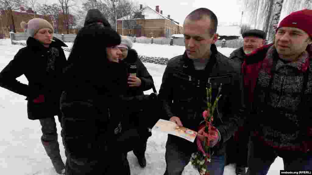 Наста Дашкевіч (Палажанка) перадае ліст свайго мужа &mdash; палітвязьня Зьмітра Дашкевіча