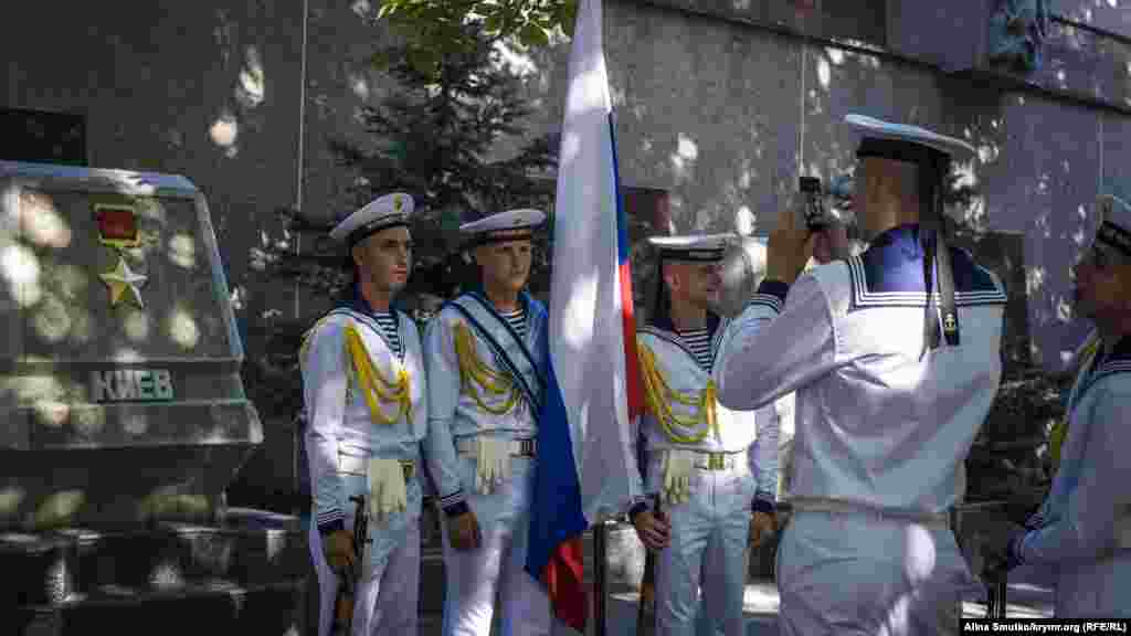 Моряки делают фото на память перед возложением цветов у памятника Защитникам Севастополя в годы Второй мировой войны