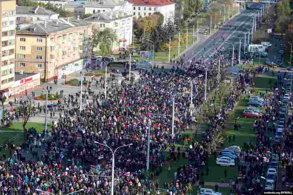 Тым ня менш удзельнікам маршу ўдалося з розных мікрараёнаў дабрацца да Партызанскага праспэкту і абʼяднацца ў калёну