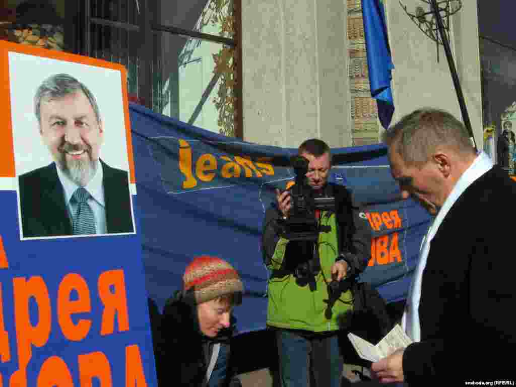 Уладзімер Някляеў падпісваецца за Андрэя Саньнікава.