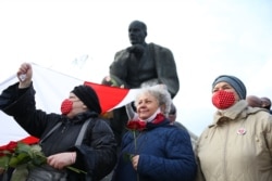 У цэнтры — Марыя Міцкевіч, унучка Якуба Коласа