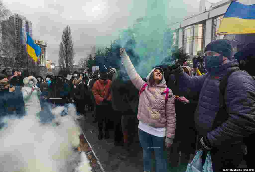 Активисты поджигают дымовые шашки во время акции протеста против коррупции в судах, Киев