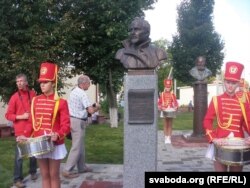 Помнік Ластоўскаму ў Смаргоні.