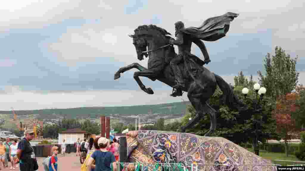 Недавно установленный памятник генералу Петру Котляревскому в Феодосии