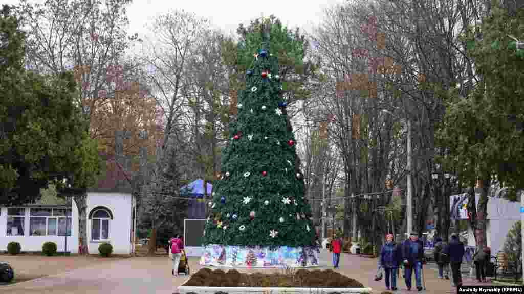 Искусственная елка появилась также в центре Детского парка