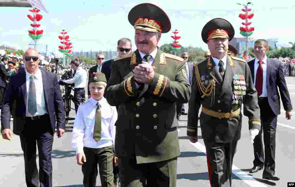 Аляксандар Лукашэнка ў вайсковай форме на парадзе ў гонар афіцыйнага сьвята Дня Рэспублікі (3 ліпеня), 2013