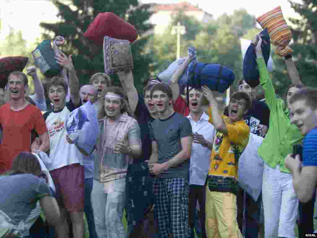 Belarus - Pillow fights. Minsk 15jul2009 - Баі падушкамі