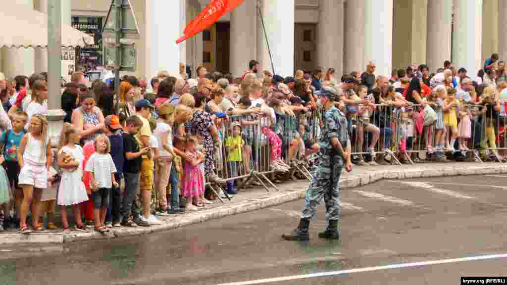 Собравшиеся вдоль дороги в Севастополе &ndash; без защитных масок. Место парада охраняли российские силовики и члены казачьих формирований из &laquo;Народной дружины&raquo;. Некоторые из них использовали средства защиты