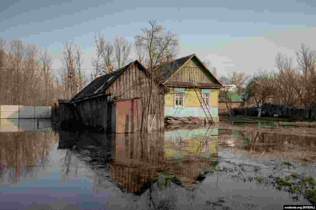 У Петрыкаве затапіла вуліцу Камсамольскую