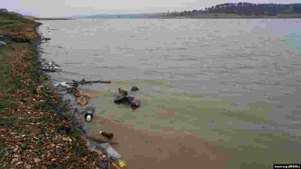 Дожди смывают в &laquo;водохранку&raquo; следы былых полевых застолий