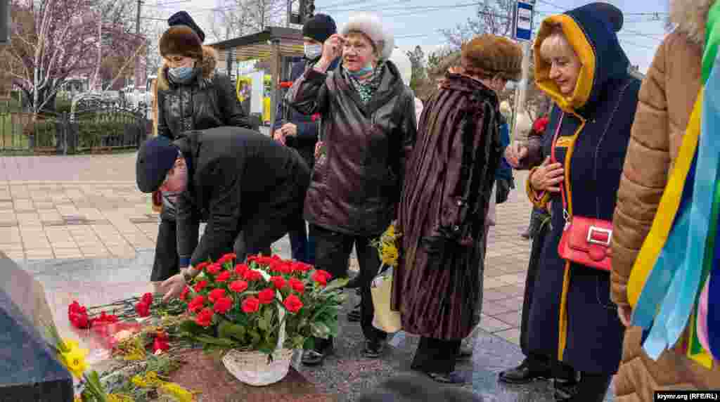 Крымчане крестились и молились перед памятником, Симферополь