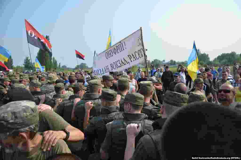 Нацгвардія заблокувала активістів, які виступали проти ходи. Під час проходу колони вірян у них були кинуті яйця