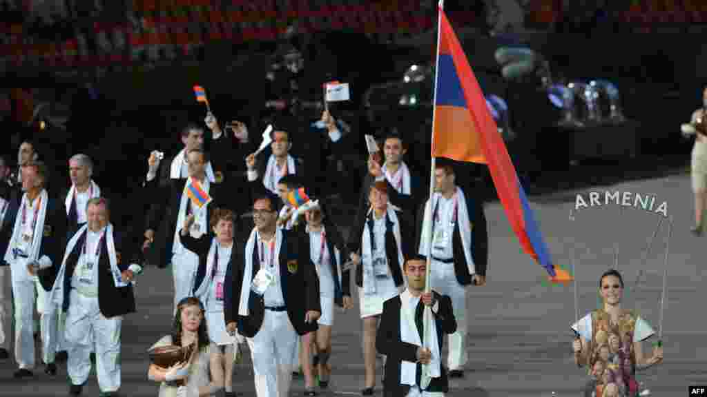 Ermənistan idman&ccedil;ıları paradda. 27 iyul 2012.&nbsp;