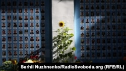 Квіти, сльози та скорбота: у Києві вшанували пам'ять загиблих захисників України (фоторепортаж)