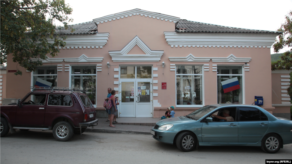 В Краснокаменку можно попасть на личном транспорте или на автобусе из Феодосии. Автобус ходит по расписанию 13 раз в день. На фото &ndash; магазин напротив остановки автобуса в Краснокаменке (Топоним &laquo;Кизилташ&raquo; с крымскотатарского буквально переводится как &laquo;красный камень&raquo;). Основные посетители магазина &ndash; российские военные