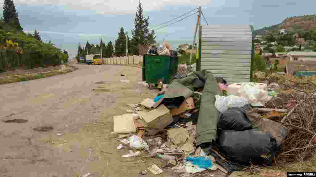 У дороги Алушта-Судак, на выезде из села в сторону Морского