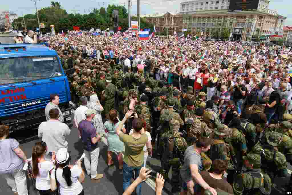 Мітынг узброеных сэпаратыстаў у цэнтры Данецка, дзе не адкрыўся ніводны ўчастак для галасаваньня.