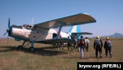 Парашютисты перед прыжками на аэродроме ЦПС