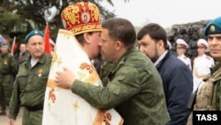 Главарь группировки «ДНР» Александр Захарченко (в центре). Саур-могила, Донецкая область, 8 мая 2015 года