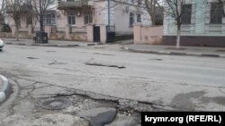 Ямы на дорогах в центре Керчи