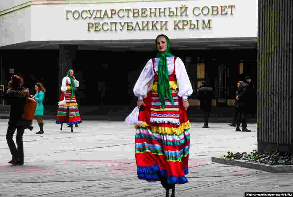 Для собравшихся крымчан провели небольшой концерт коллективов народного творчества и выступление ходулистов&nbsp; 