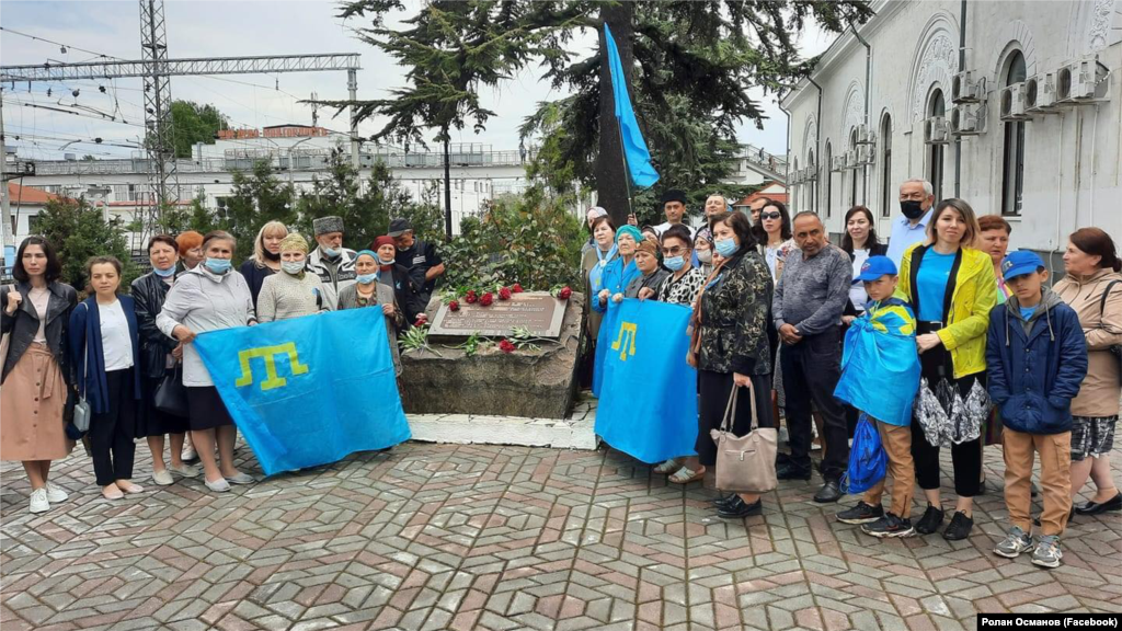 Железнодорожная станция &laquo;Симферополь&raquo; (Акъмесджит), возле мемориального камня жертвам геноцида&nbsp;крымскотатарского народа