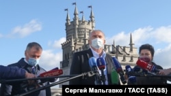 «Ты в 90-х ходил сюда в ресторан?»: как в Крыму открывали «Ласточкино гнездо» после «реконструкции» (фотогалерея)