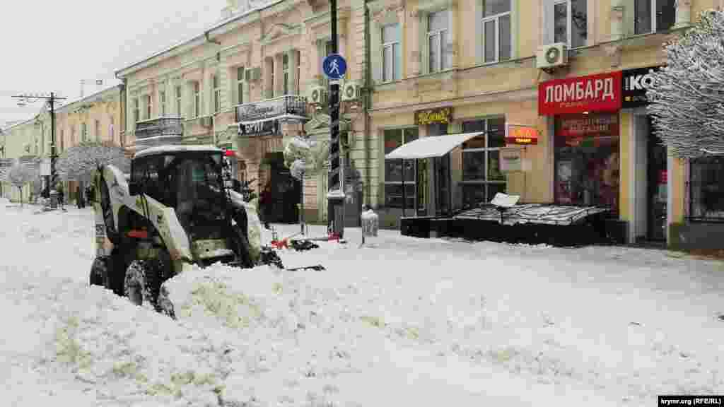 На улице Карла Маркса снегоуборочная техника разбирает снежные завалы