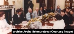 Айше Сеитмуратова на встрече с Президентом США Рональдом Рейганом. 1980-е. Архив Айше Сеитмуратовой