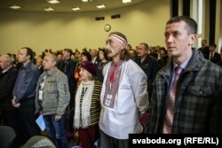 Пачаўся зьезд з выкананьня гімну «Магутны Божа» і хвіліны маўчаньня ў памяць тых сябраў партыі, якія сышлі ў лепшы сьвет.