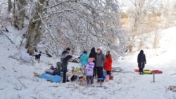 Эта компания готовит шашлыки в заснеженном лесу