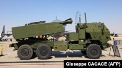 Американская ракетная установка M142 HIMARS на авиашоу в Дубае, ОАЭ, 15 ноября 2021 года