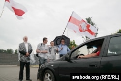 Рыгор Кастусёў (зьлева) падчас акцыі пратэсту ля рэстарацыі «Поедем поедим», архіўнае фота