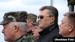 Беглый президент Украины Виктор Янукович во время военных учений на Яворивском полигоне, 10 октября 2013 года