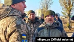 Министр обороны Украины Алексей Резников во время визита 13 ноября в Бердянск, 13 ноября 2021 года