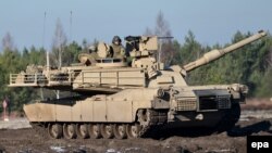 Танк Leopard 2A4 польской армии во время совместных учений польско-американских бронетанковых частей на военном полигоне в Свентошуве, 24 ноября 2015 года