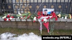 Кветкі каля расейскай амбасады ў Менску пасьля забойства Барыса Нямцова