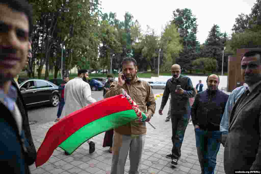 Сьцяг у&nbsp;Мэцы патрэбны ня&nbsp;толькі, каб пазначыць пэўную дзяржаву. На хадж зьяжджаюцца мільёны чалавек, і&nbsp;вельмі часта людзі губляюцца. Таму многія дэлегацыі нясуць сьцяг, каб быць бачнымі. &laquo;Але ўсе дапамагаюць адзін аднаму,&nbsp;&mdash; кажа Батурдын. &mdash;&nbsp;Паліцыянтаў там шмат. Мяне ратавала, што я&nbsp;побытавую ангельскую мову ведаю&raquo;. 