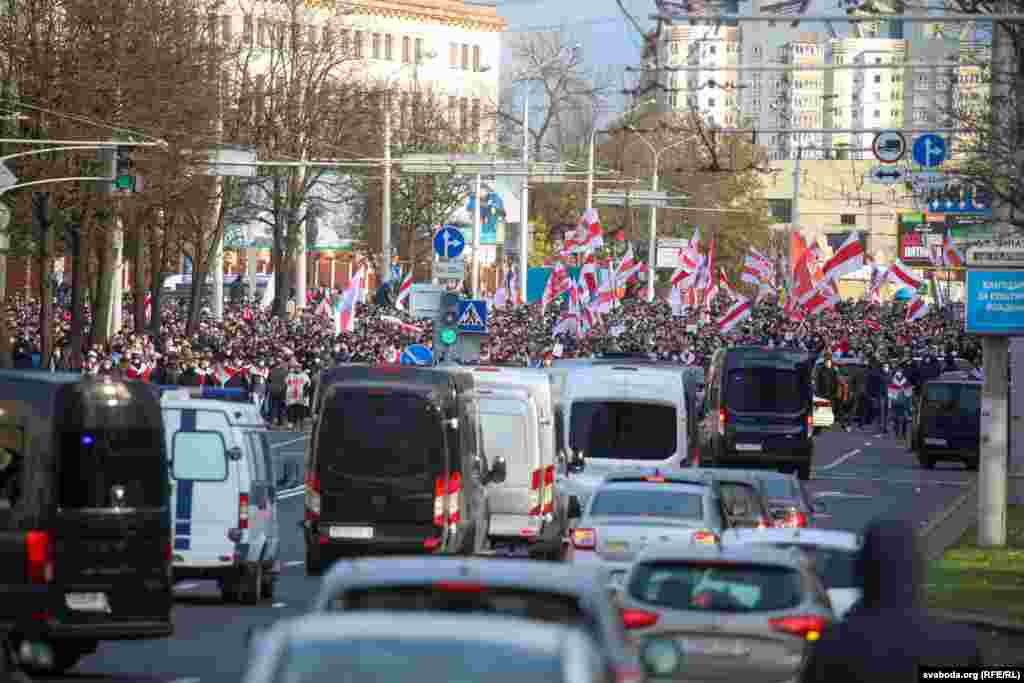 Калёна рухаецца па Партызанскім праспэкце ў бок цэнтру