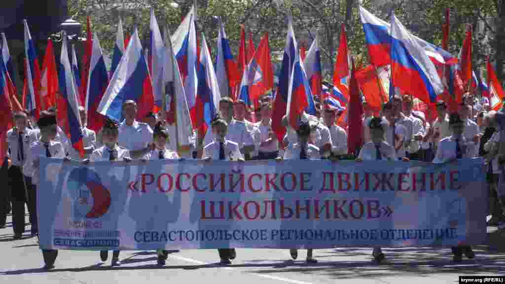 В Севастополе подконтрольные Кремлю власти города организовали массовый детский военно-патриотический парад. Акцию назвали &laquo;Будущее Севастополя &ndash; в наших руках&raquo; и посвятили ее &laquo;Дню детства и юности&raquo;, 19 мая 2017 года